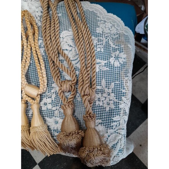 4 Vintage Curtain Tie Backs  Beige Tasseled Very Nice Preowned Condition - Picture 4 of 8